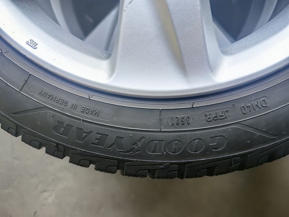 Продавам оригинални ляти джанти за Хонда Акорд 17 цола с зимни гуми.