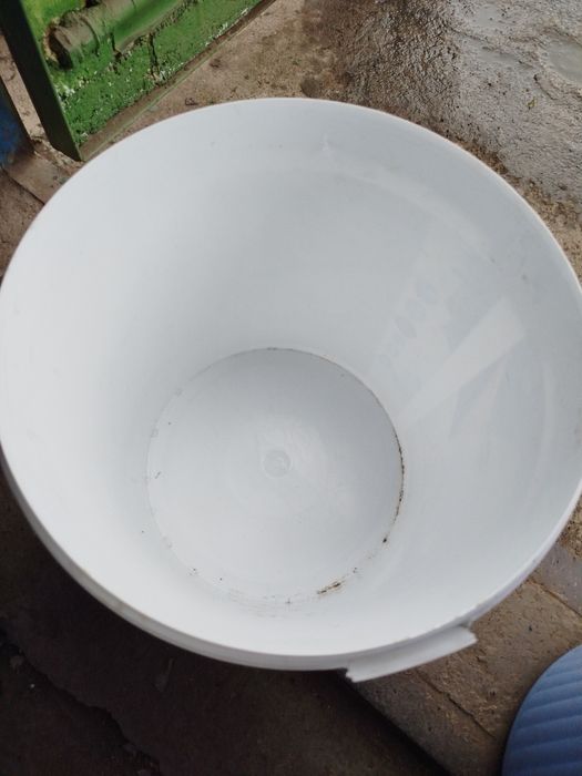 Пластиковые ведра и бак.