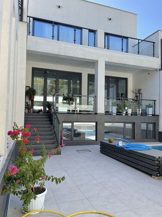 Дом в аренду в хайтек стиле с бассейном!
В центре! Сеульская улица!