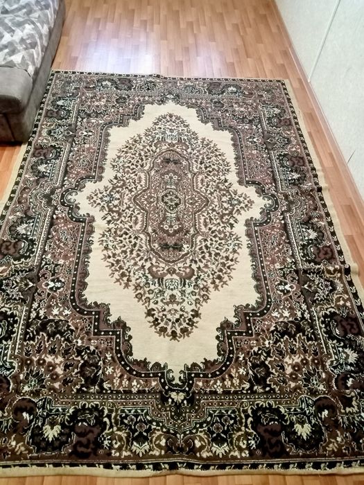 Продам ковёр в хорошем состоянии. 2 на 3