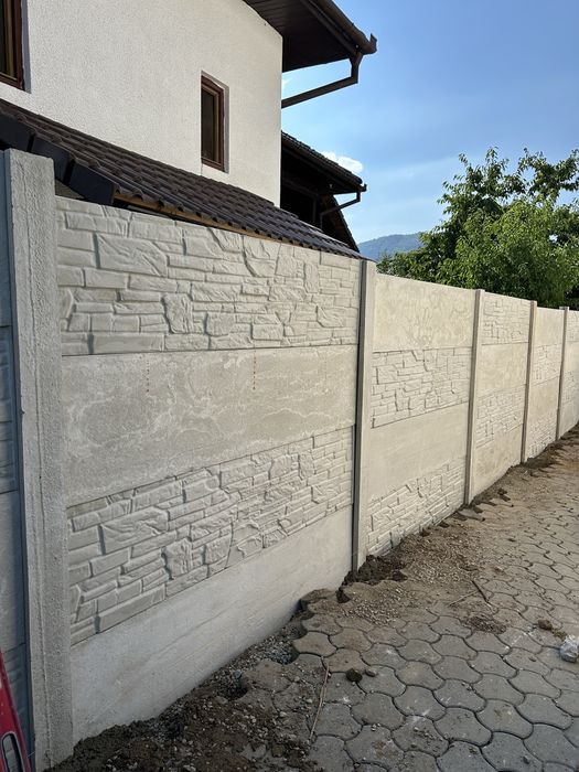 Vând/montez gard alcătuit din stâlpi/plăci de beton