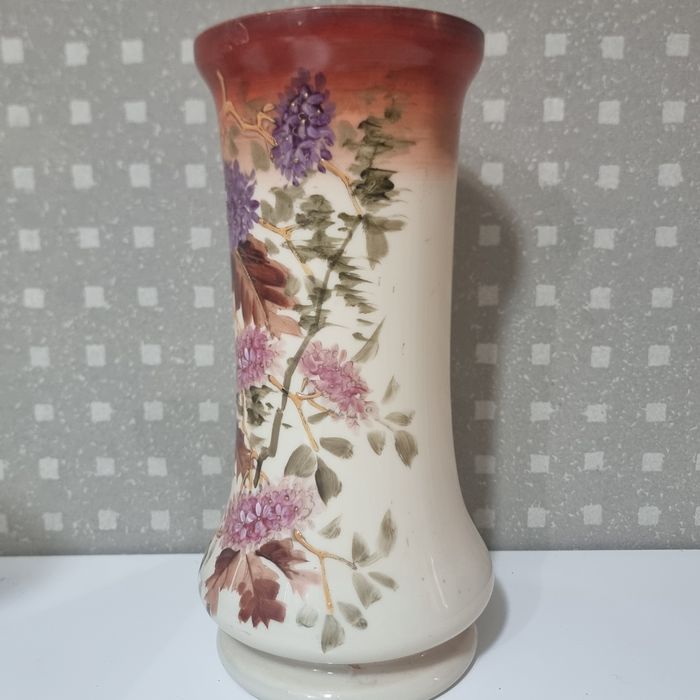 Vază veche pictată manual, model floral relief