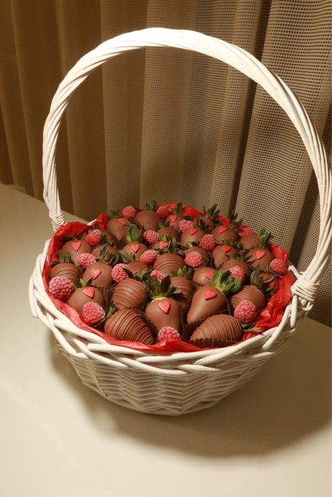 Клубника в шоколаде подарок на праздник