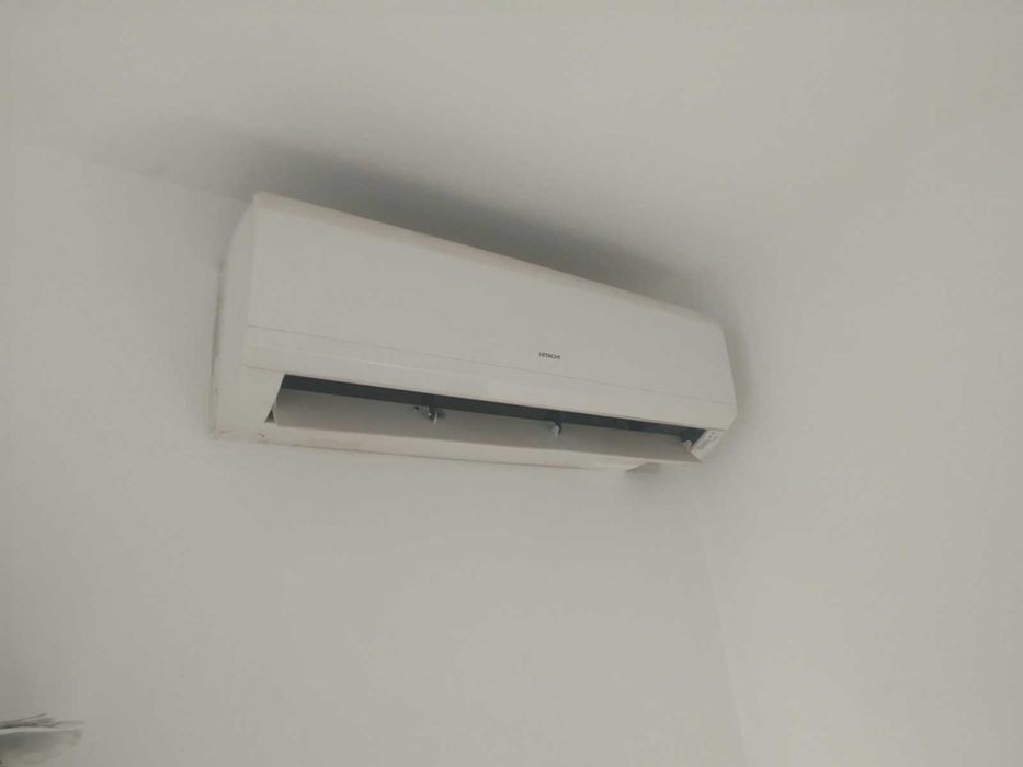 Продавам климатик Hitachi