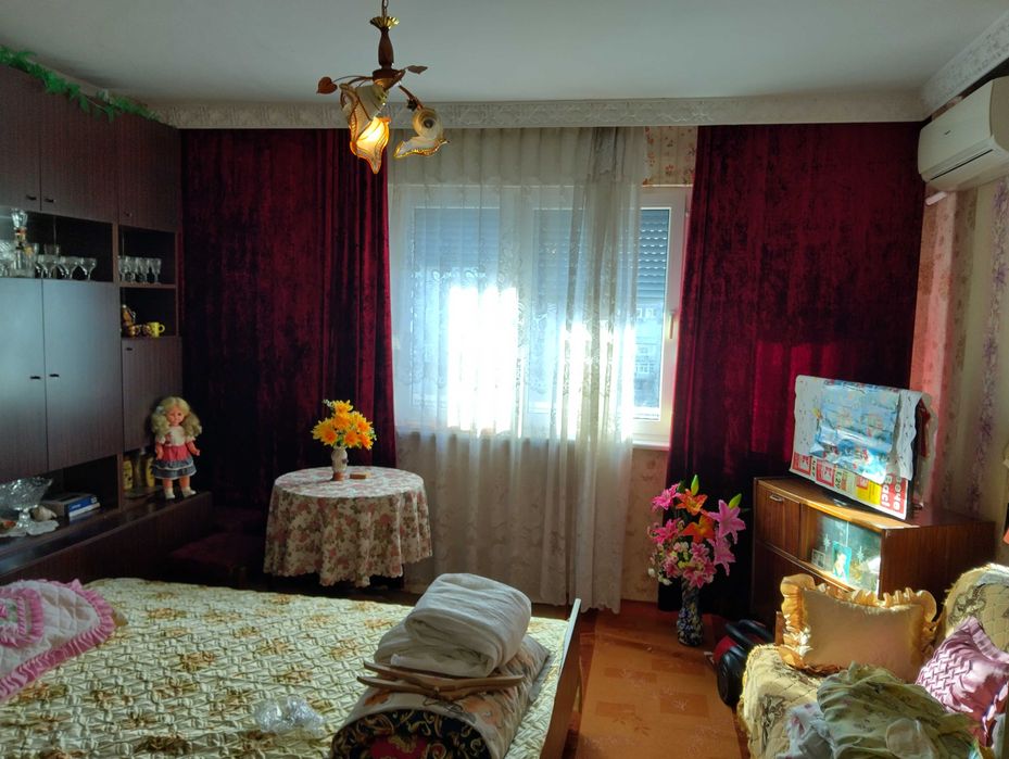 Продава разширена , вътрешна гарсонера