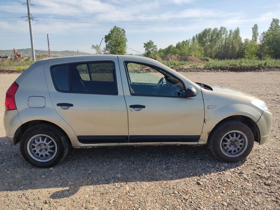 Машина Renault Sandero