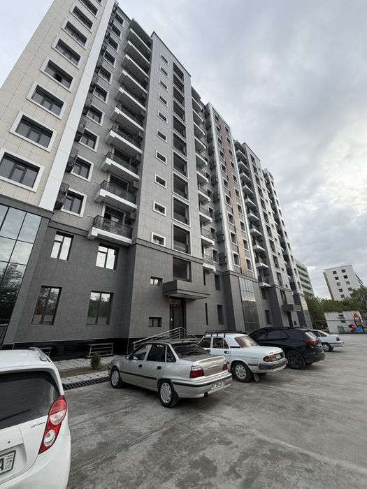 Навои шахар. 7 микрараеон. Домбыта урнига курилган домлан 1 хона сотил