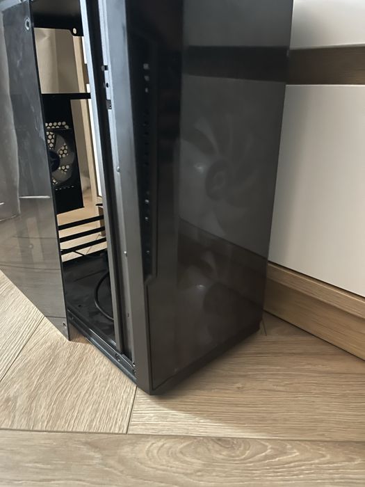 Carcasa PC gaming cu ventilatoare RGB