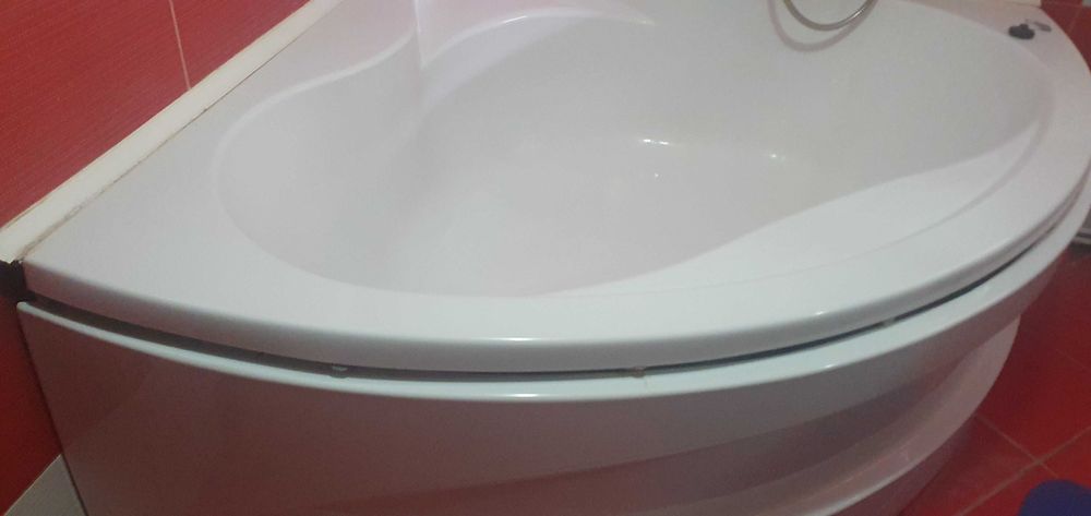 Cadã pe colț  acril. Dimensiuni 140/ 140. 700 Lei.