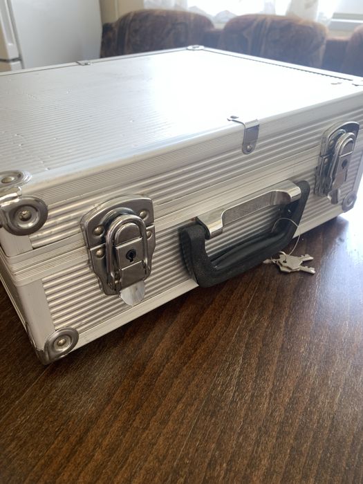 Куфар с машина за перманентен грим