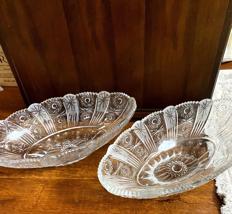 Продам хрустальную вазу и хрустальную салатницу с красивым  рисунком.
