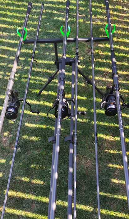 Set Pescuit,3 Lansete 3,90m+3 Mulinete 7000 cu Baitrunner+Rod Pod