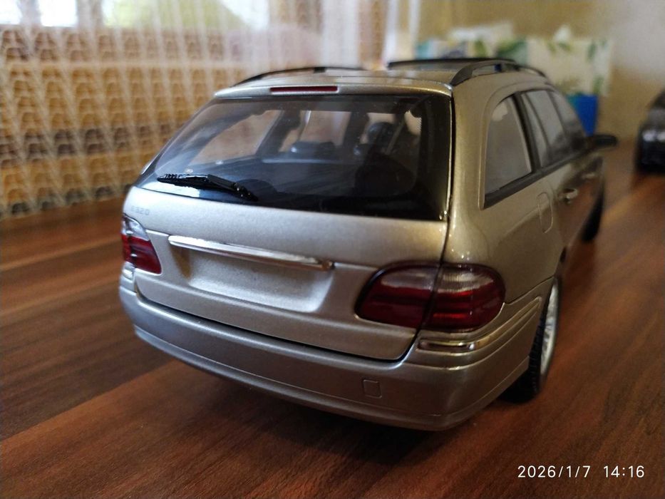 1:18 Метален модел на Mercedes Benz E320 T-Modell S211- Kyosho