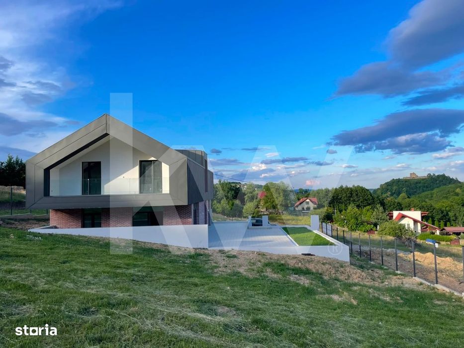 Casa arhitectura moderna cu panorama spre Muntii Fagaras si Cetatea Ci