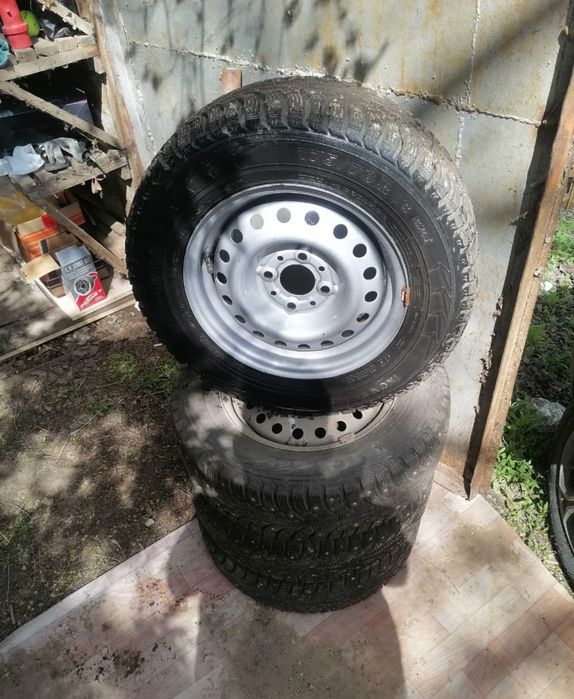 Продам комплек шипованых колес с дисками