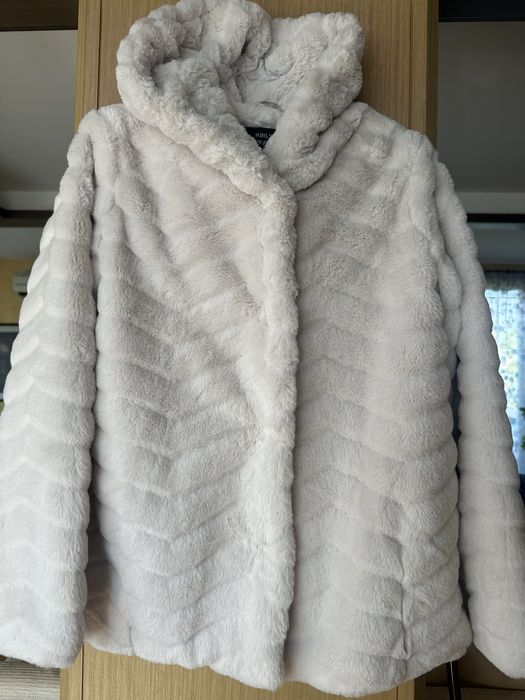 Пухкаво бежово палто