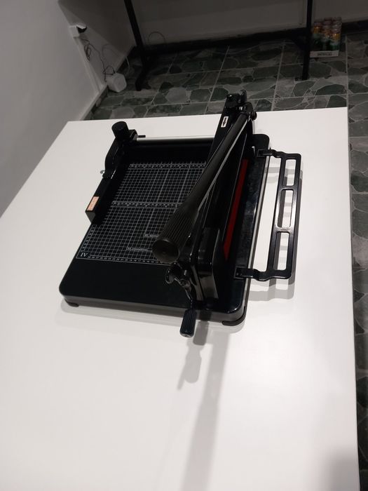 Гилотина за хартия размер А4