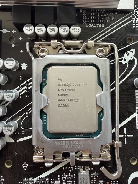 i7-13700KF/ Asus B760/ DDR5 32gb