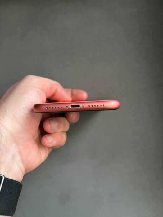 Vând iPhone XR 64GB, funcționează perfect.