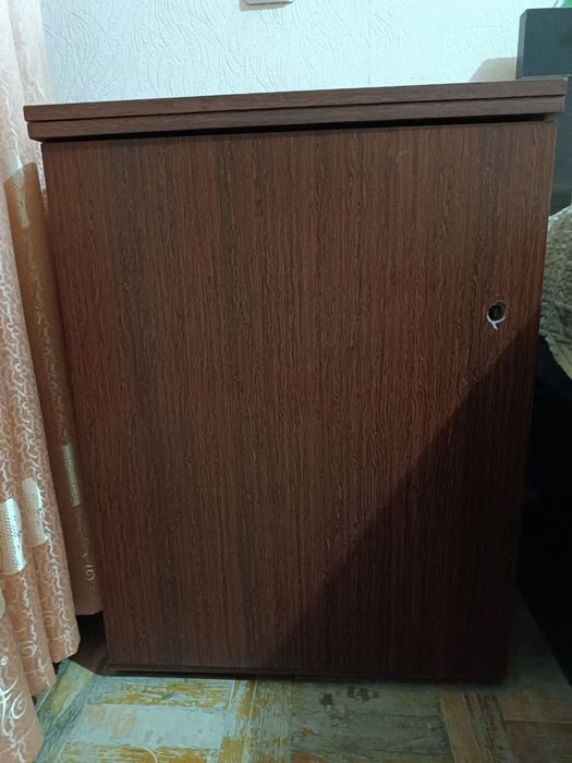 Швейная машинка электрическая "Чайка" с тумбой