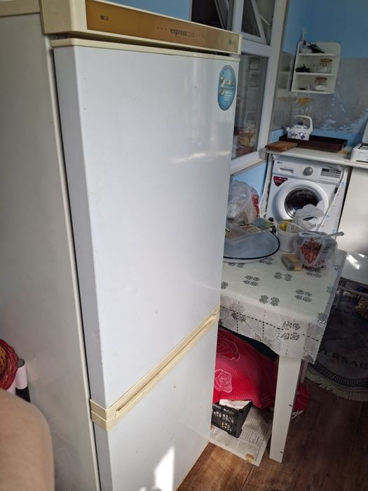 Холодиник нормальный  состояние  20000
