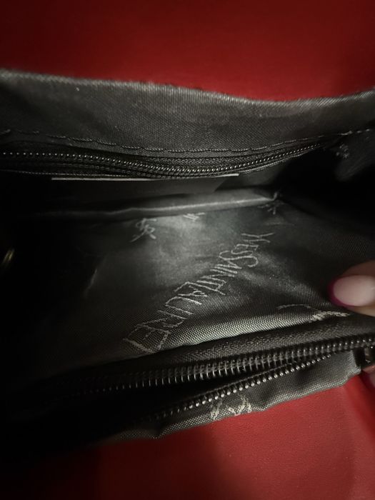 De Dama rosie de umar