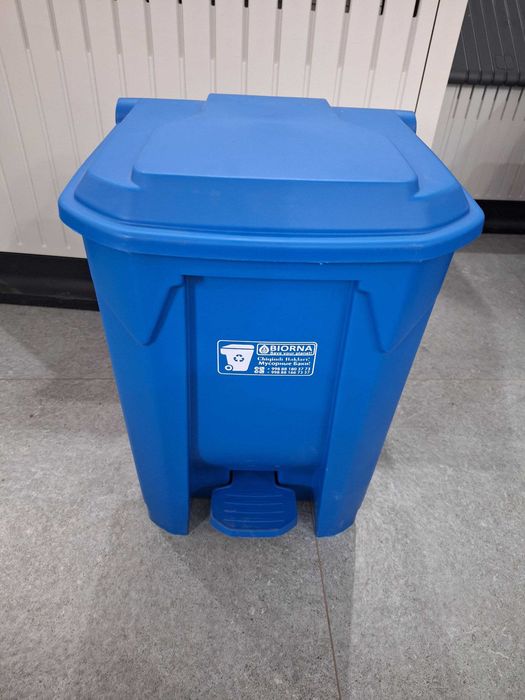 Пластиковые урны с педалью — удобно и гигиенично