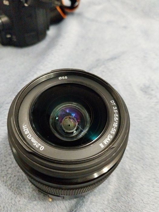 Sony A68 + obiectiv Sony 18–55 mm (obiectiv cu problemă la focalizare)