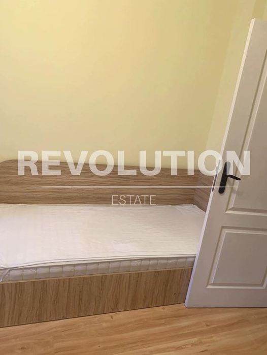 Тристаен апартамент в района на Възраждане 1!