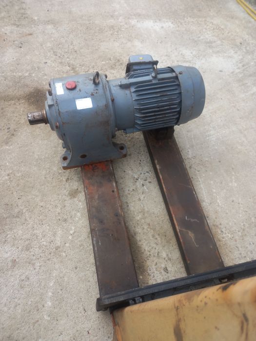 reductor cu motor 11 kw Toshiba / fabricat în Japonia