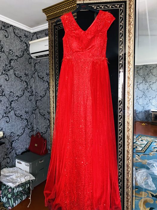 Нарядный платья. ..