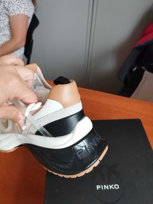 Продавам оригинални дамски маратонки PINKO, размер 38. Закупени са преди 5 месеца от eMAG и не са носени.