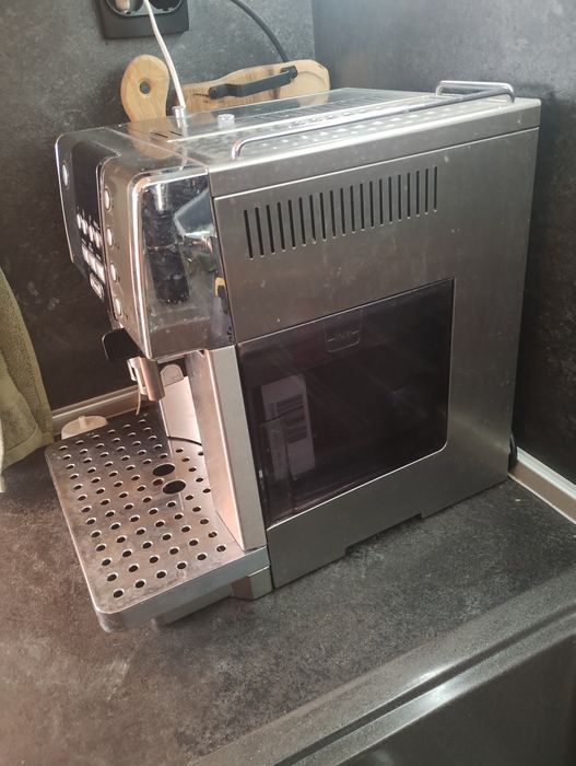 Кафе автомат кафемашина Delonghi prima Donna 6600 със каничка