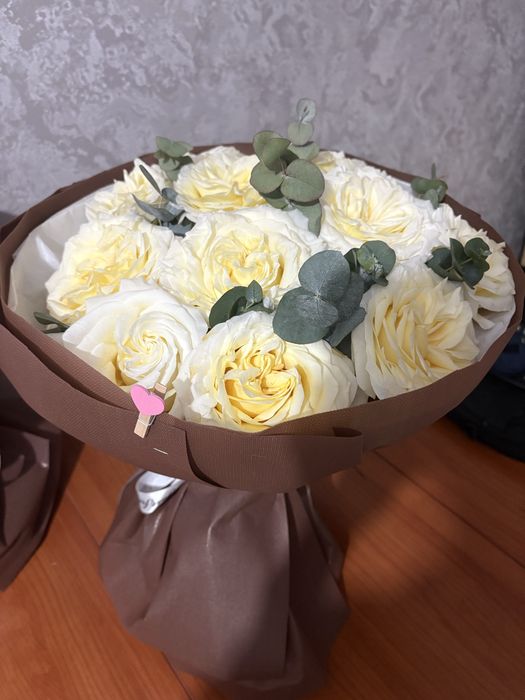 Продам красивый букет из 11 кремовой розы с добавлением эвкалипта.
