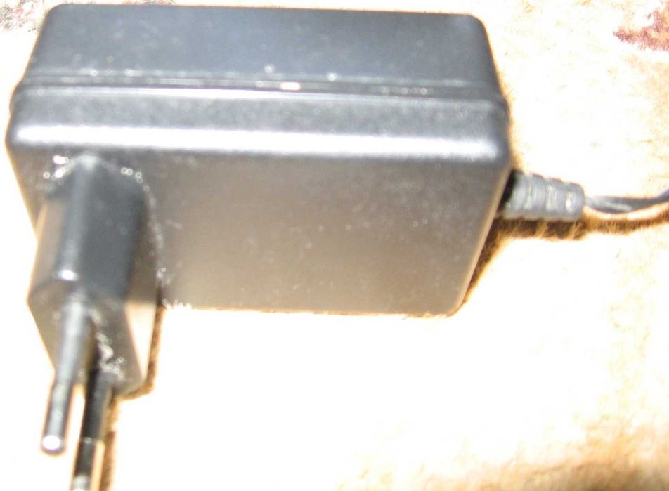 Три броя зарядни адаптери 5 волта 12 волта