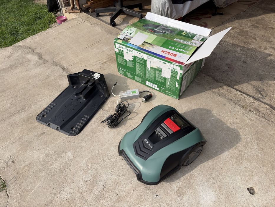 Robot gazon Bosch M+ 700 statie defecta