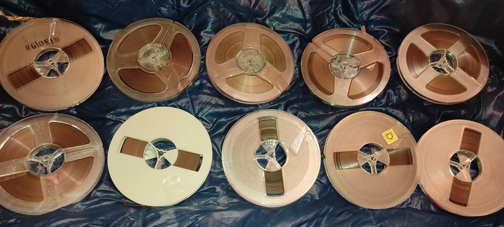 10 role rola magnetofon cu banda 
diametrul la rola 15 cm = 150 RON