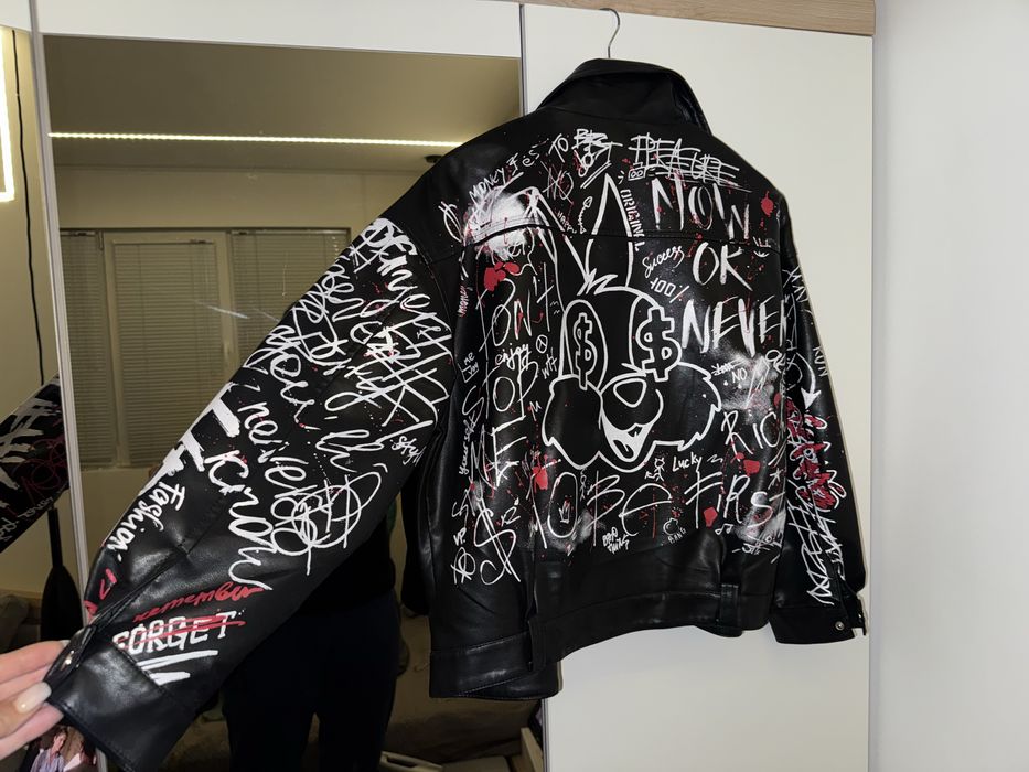 Кожено яке с цветни графити букви в готик пънк стил