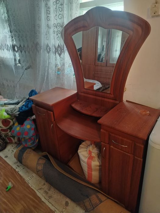 Зеркало с шкафчик
