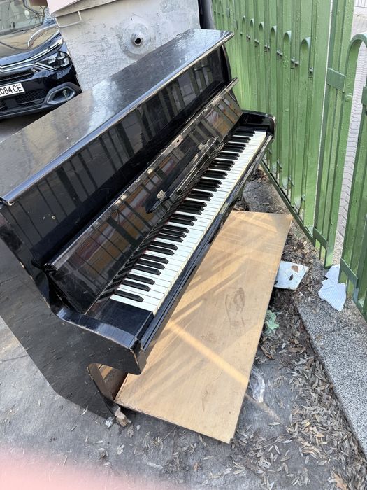 Продвам пиано много хубаво работи