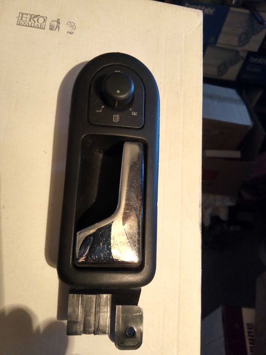 Бензинова помпа  Голф 4  20лв Предна лява дръжка 20лв