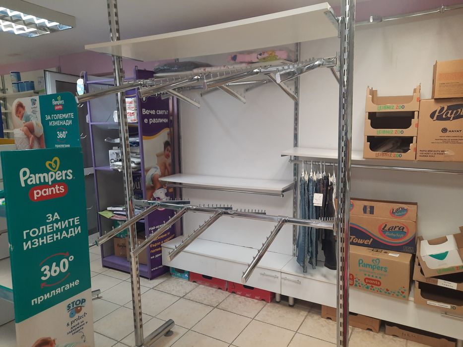 Продаваме обзавеждане за магазин за дрехи