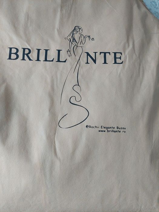 Vand rochii elegante, atat de zi cat si de seara