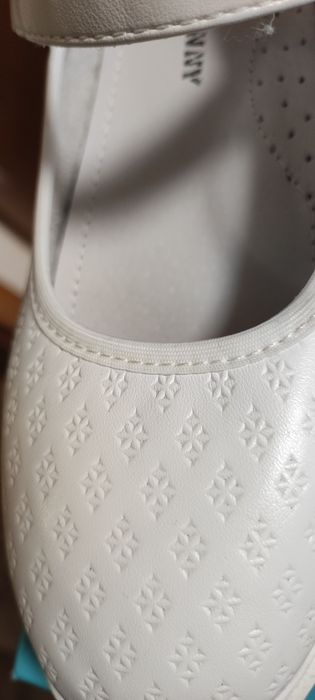 Продам белые туфли на девочку состояние новых