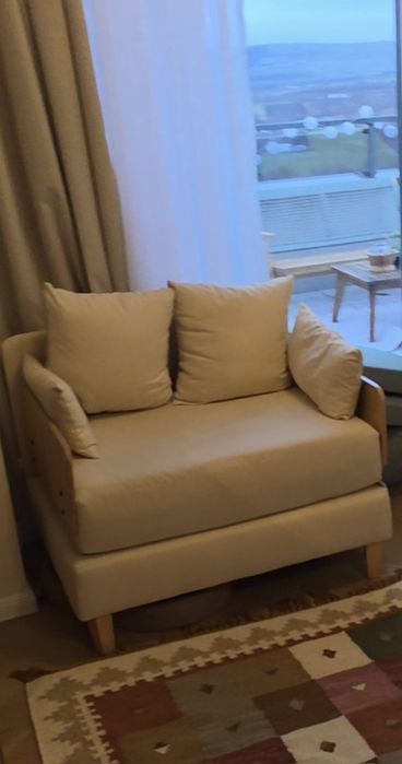 Fotoliu extensibil tapitat crem