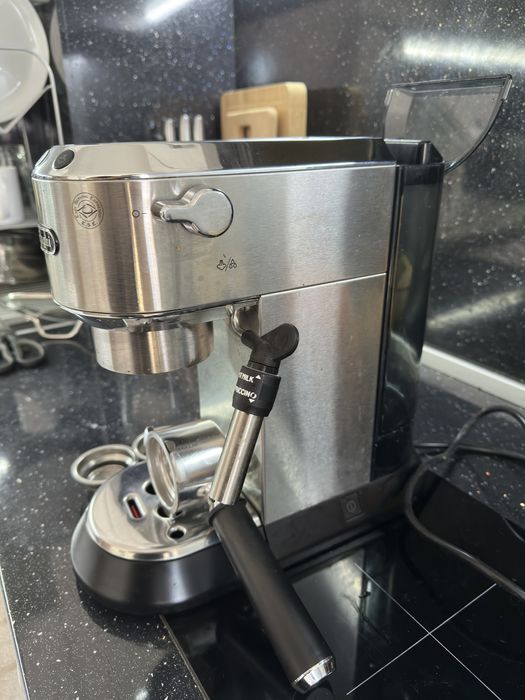 Delonghi Dedica 685.M кафемашина + бонус  Bosch кафе малачка