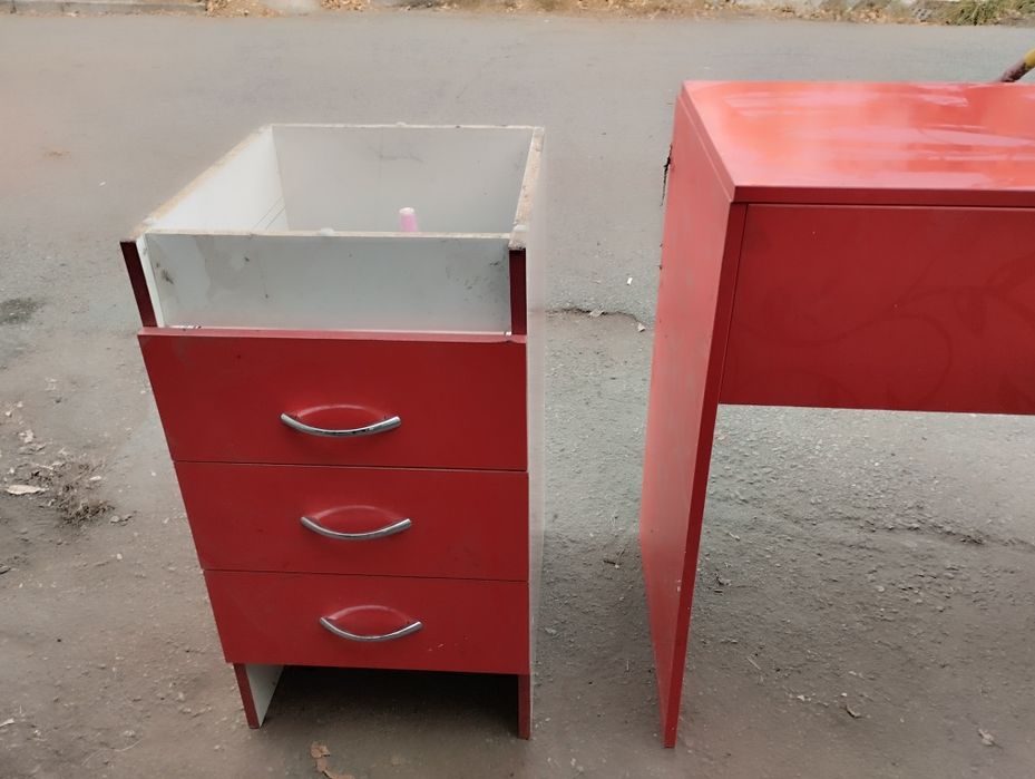 стол, зеркало для парикмахерских