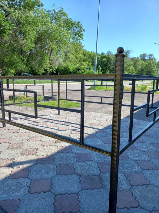 Оградка на кладбище