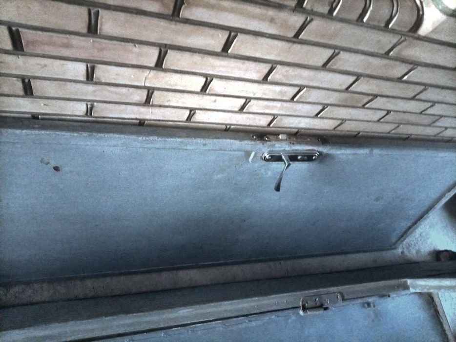 Darvozaning  Ikki qanoti sotiladi korobkasi yo’q.
Qalin mustahkam
9 kv