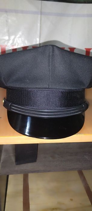 Фуражки черные , новые